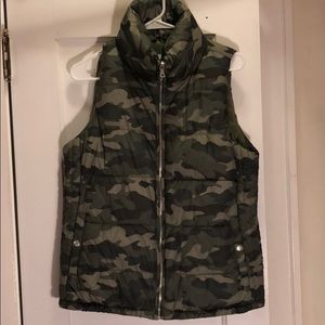 Old Navy camo vest 💚